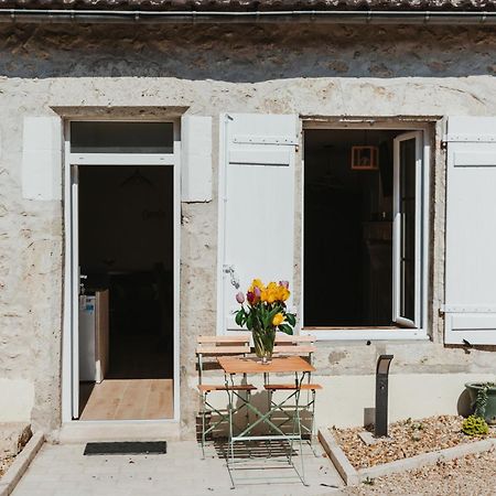 Logis Auberge Du Centre Chitenay Eksteriør billede
