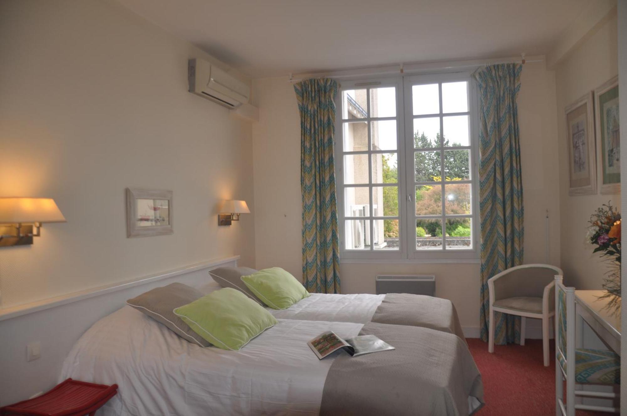 Logis Auberge Du Centre Chitenay Eksteriør billede
