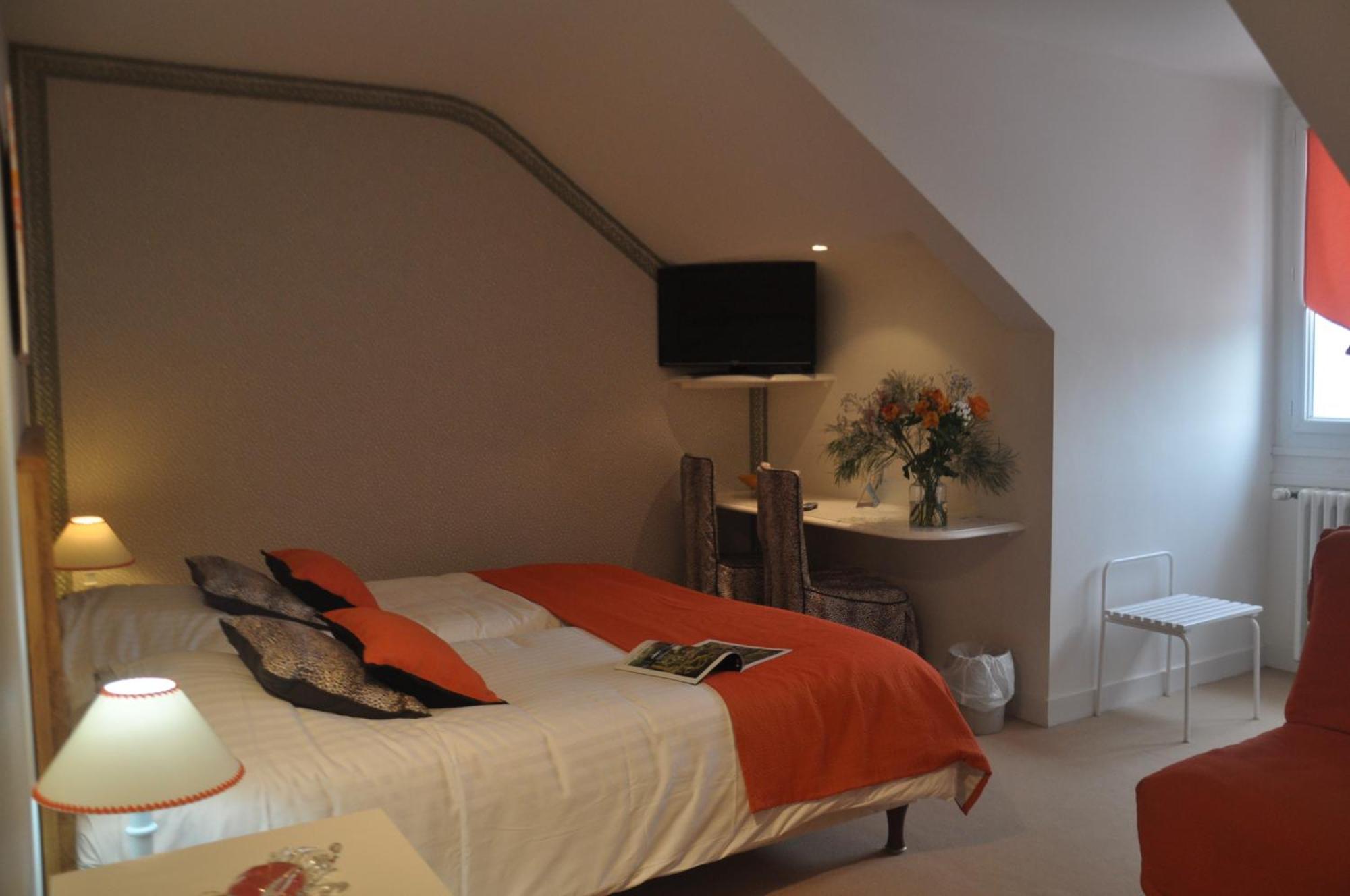 Logis Auberge Du Centre Chitenay Eksteriør billede