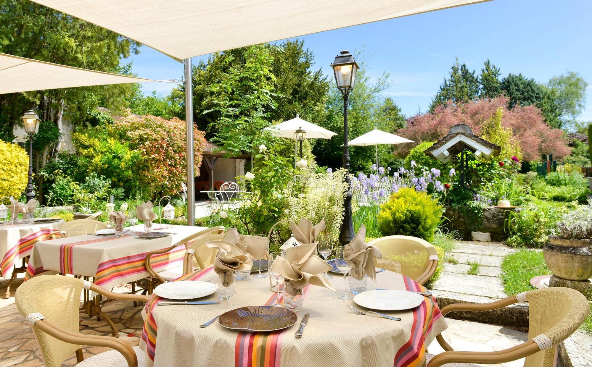 Logis Auberge Du Centre Chitenay Eksteriør billede