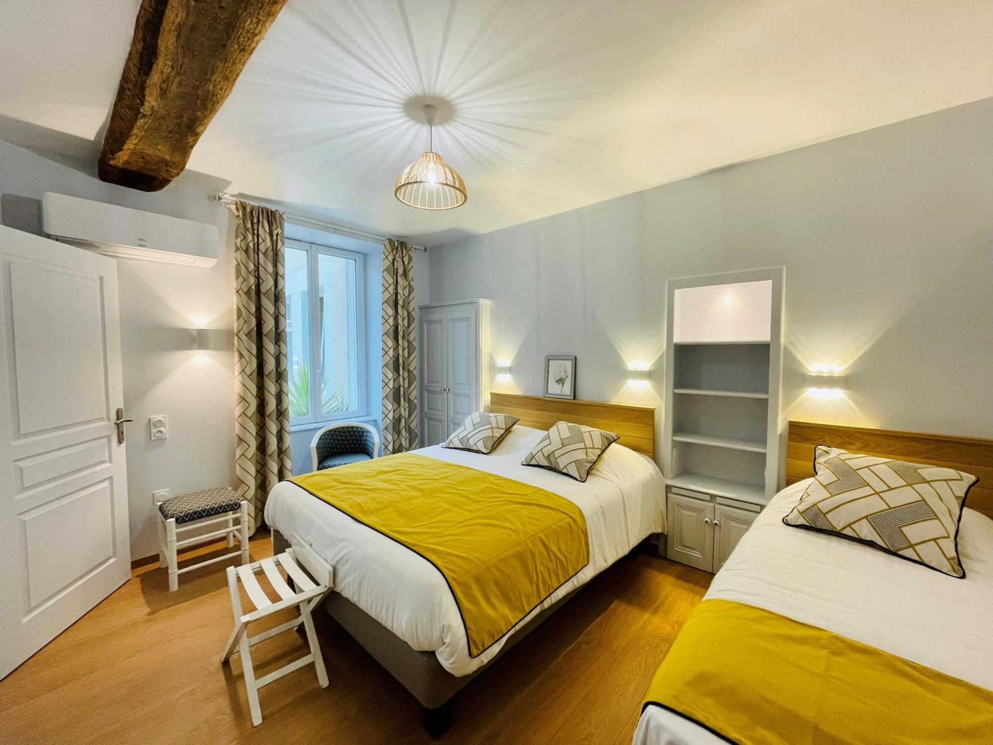 Logis Auberge Du Centre Chitenay Eksteriør billede