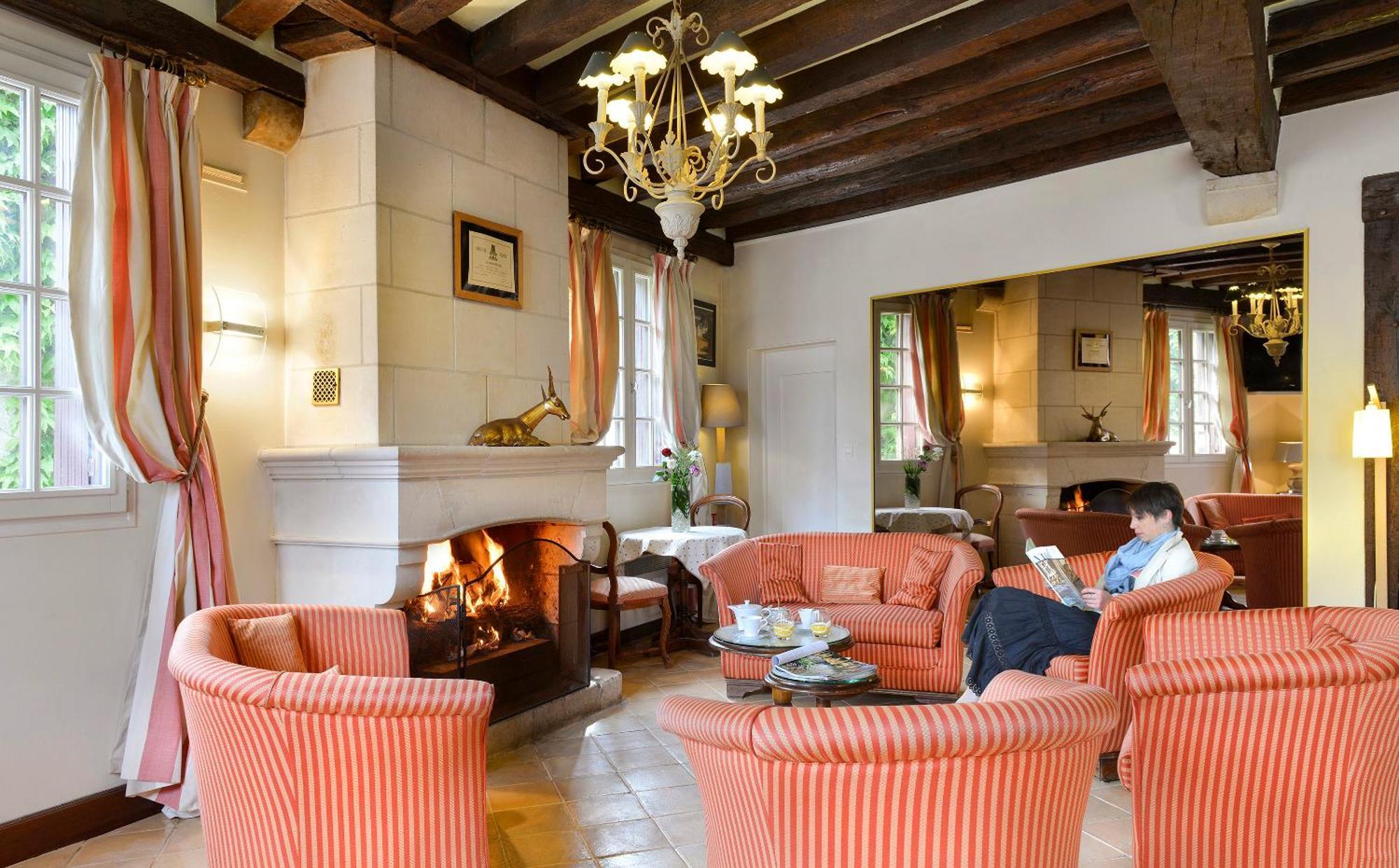 Logis Auberge Du Centre Chitenay Eksteriør billede