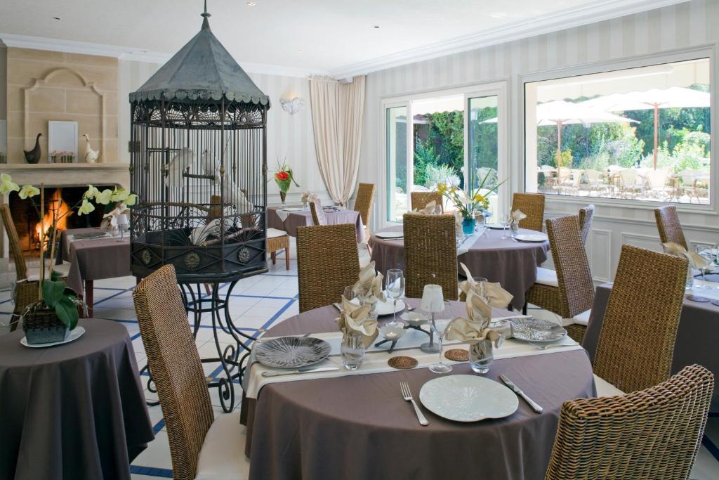 Logis Auberge Du Centre Chitenay Eksteriør billede